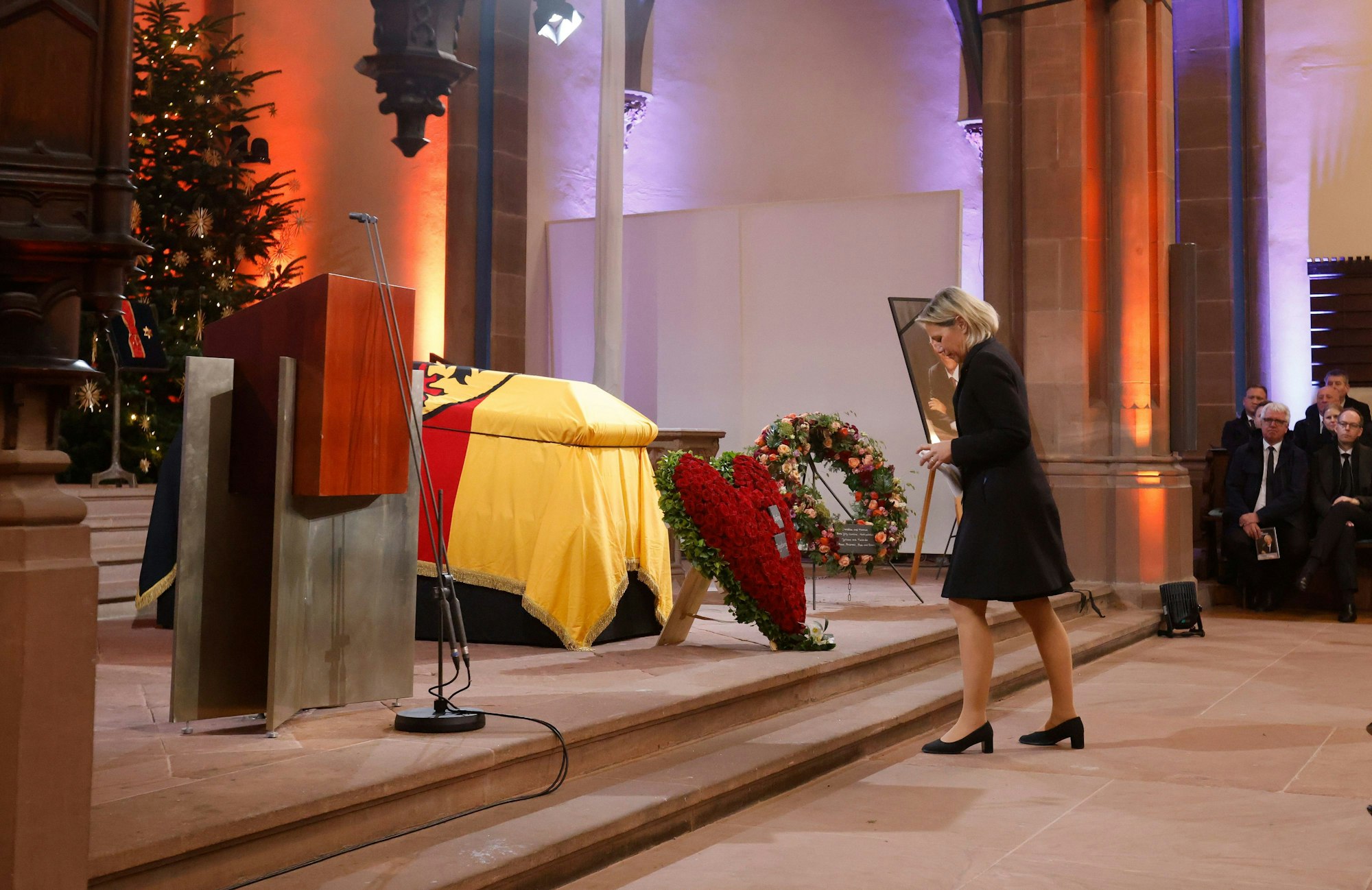 Trauergottesdienst in Offenburg: Christine Strobl, Tochter von Wolfgang Schäuble, steht vor dem Sarg ihres Vaters.