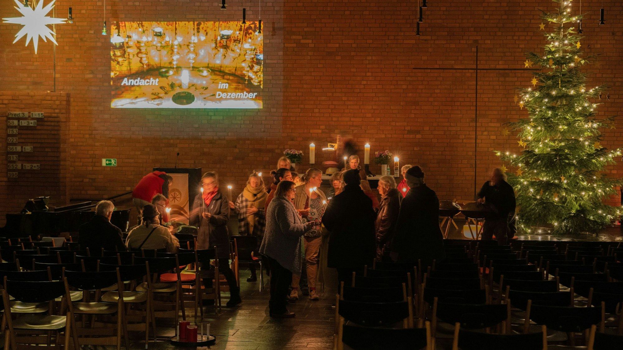In einem Kirchenraum sind einige Menschen versammelt.