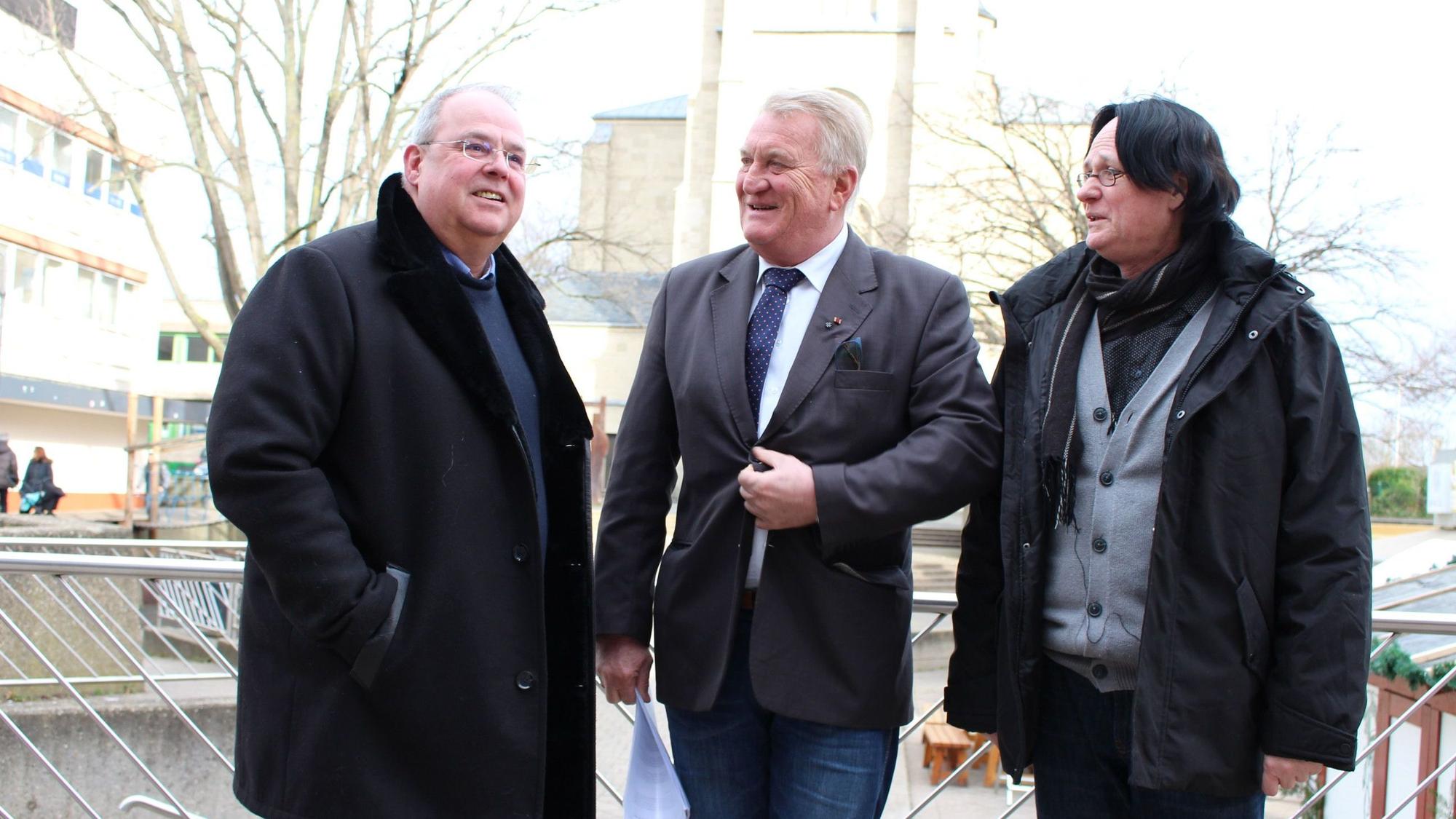 Albert Stumm, Reinhard stehen in der Euskirchener Fußgängerzone und unterhalten sich.