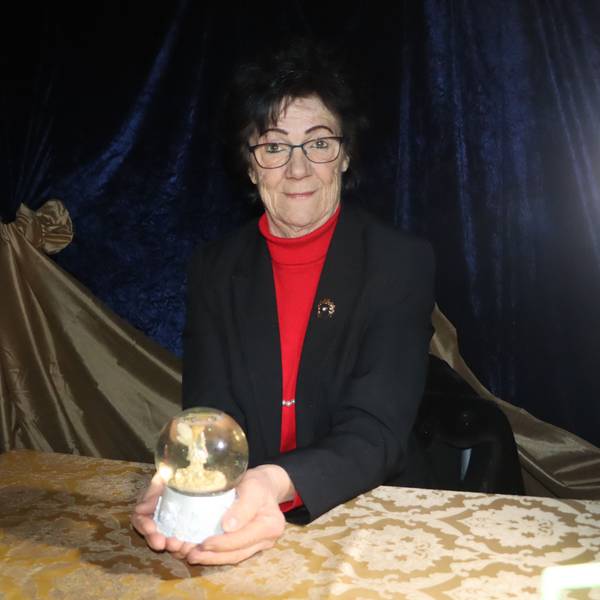 Das Bild zeigt die Wahrsagerin Marla Stein mit ihrer Glaskugel.
