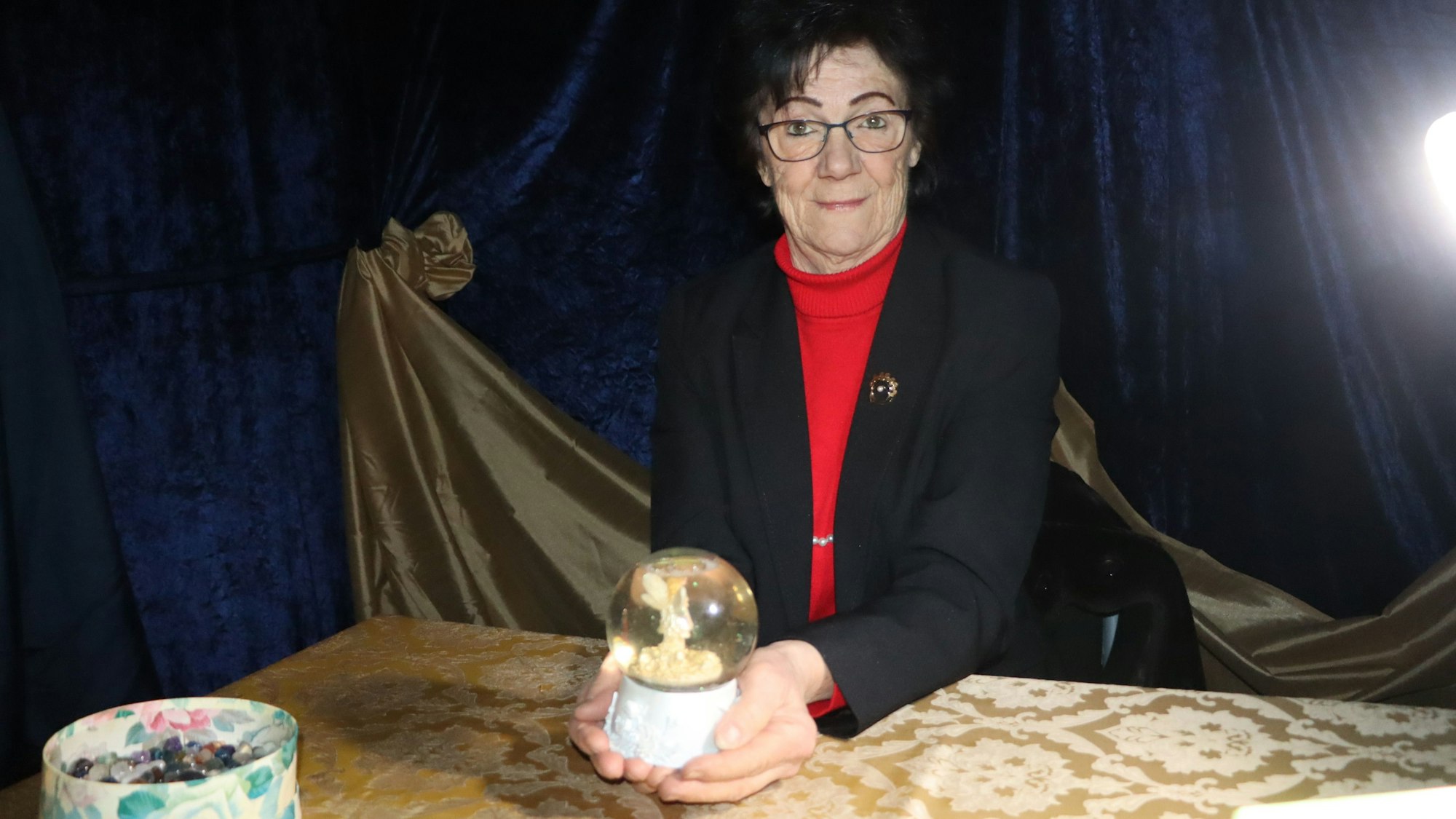 Das Bild zeigt die Wahrsagerin Marla Stein mit ihrer Glaskugel.