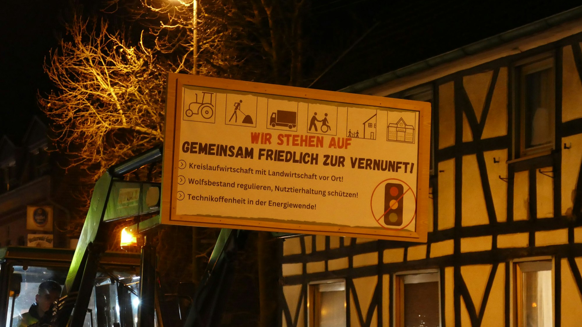 Ein Traktor mit einem Protestschild.
