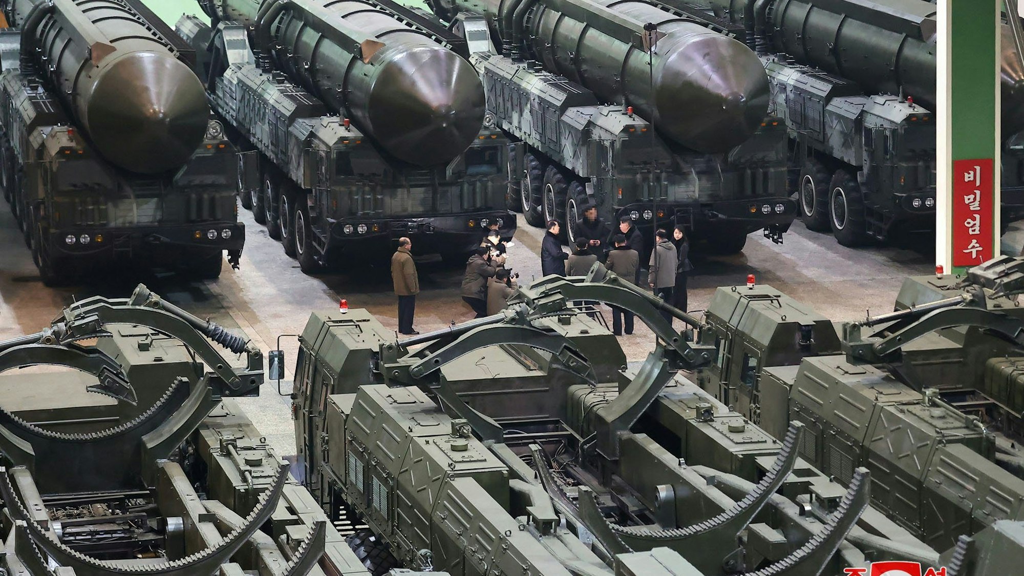 Nordkorea hat im Grenzgebiet zu Südkorea mehrere Hundert Granaten abgefeuert. Südkorea hat auf der Insel Yeonpyeong Evakuierungsmaßnahmen eingeleitet. Zuvor hatte Nordkoreas Machthaber Kim Jong Un den Ton verschärft.