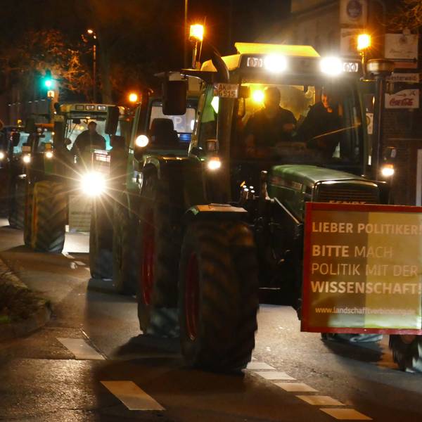 Traktoren blockieren die Straßen als Konvoi.