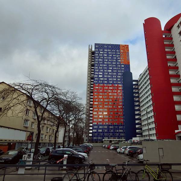 Das Foto zeigt das Herkules-Hochhaus in Köln-Ehrenfeld.