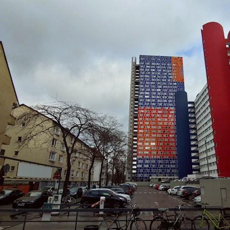 Das Foto zeigt das Herkules-Hochhaus in Köln-Ehrenfeld.