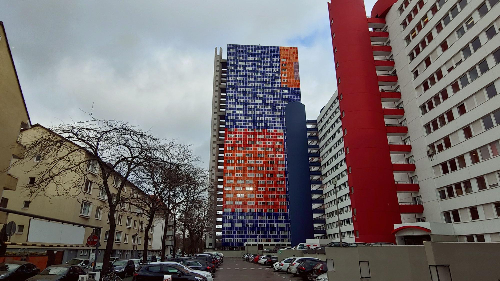 Das Foto zeigt das Herkules-Hochhaus in Köln-Ehrenfeld.