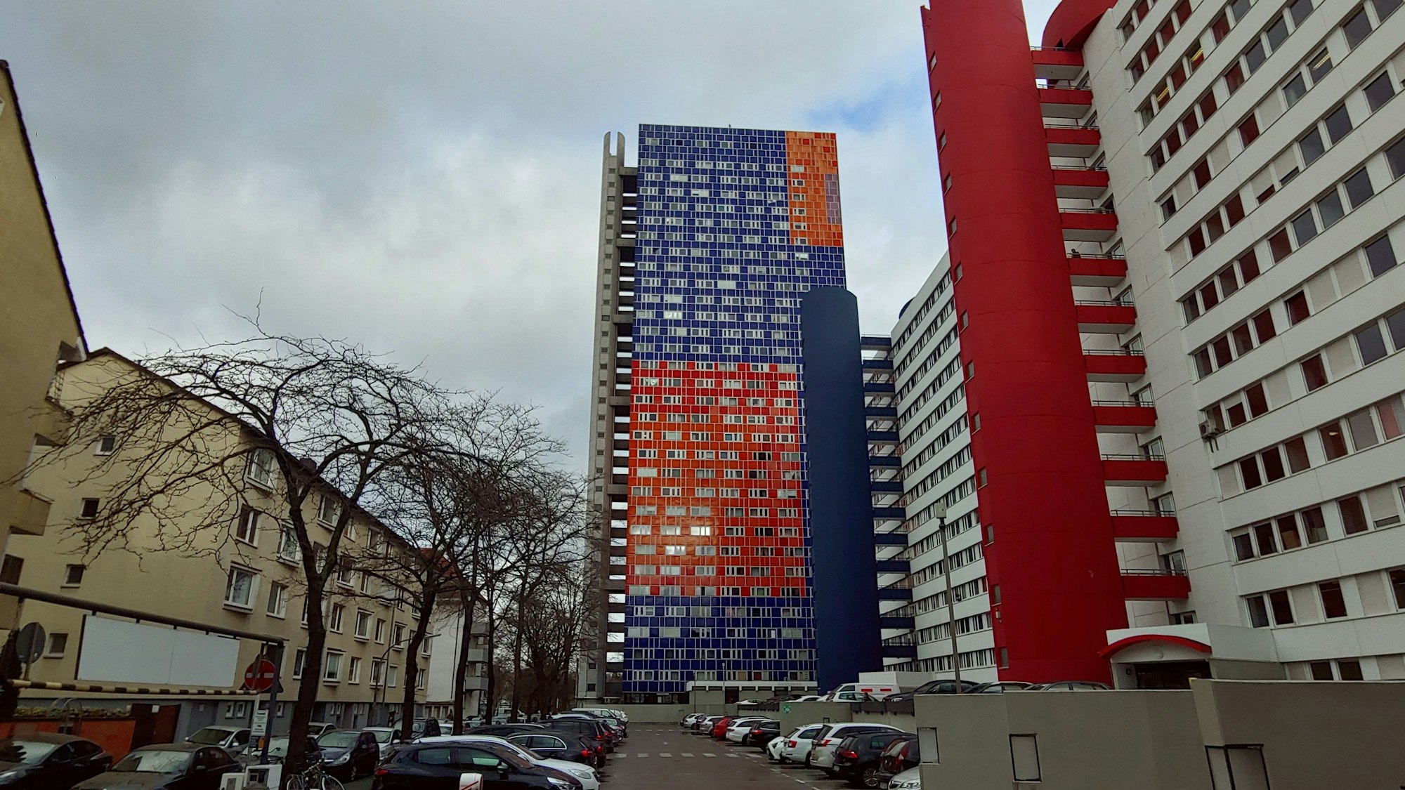 Das Foto zeigt das Herkules-Hochhaus in Köln-Ehrenfeld.