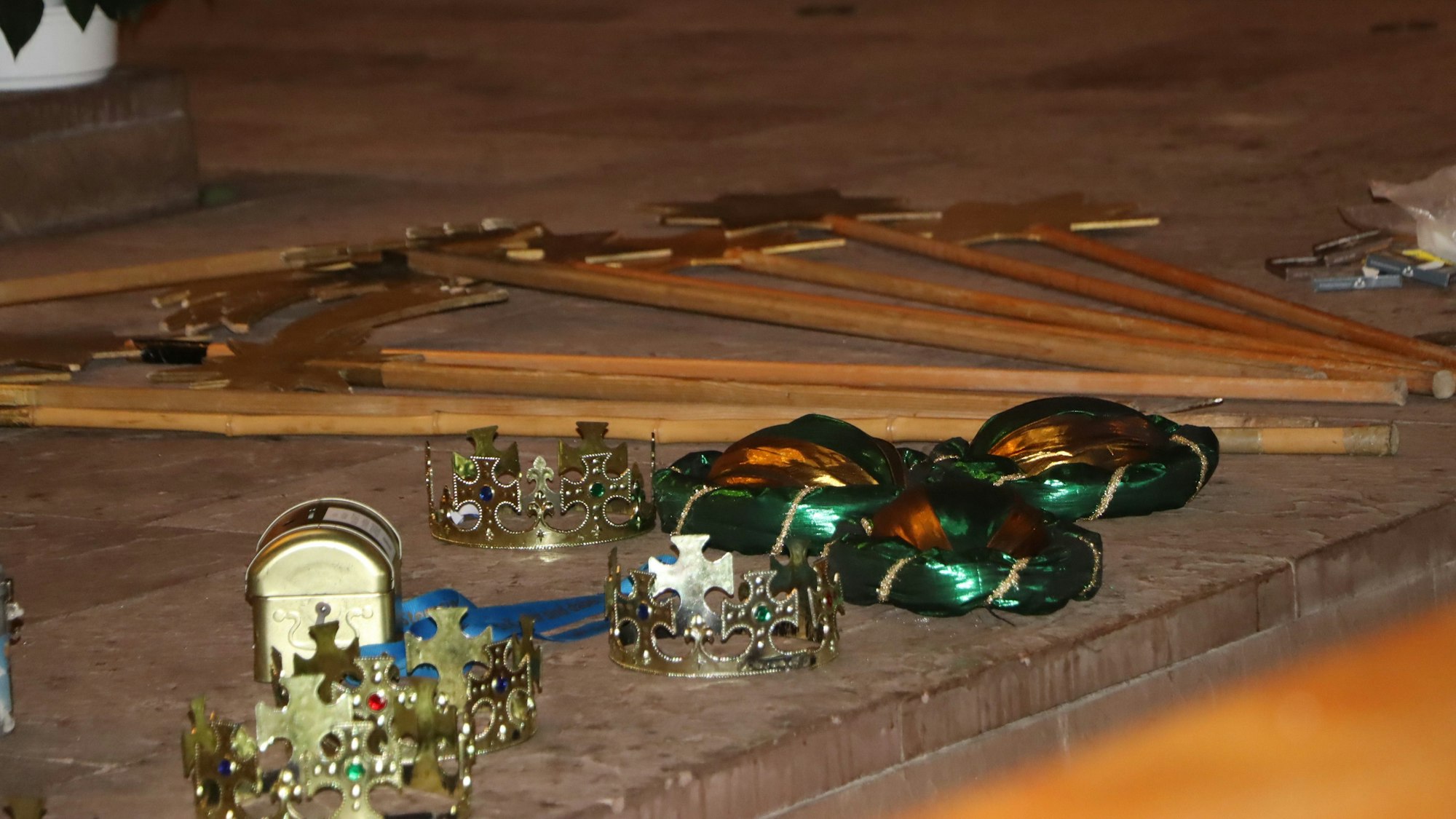 Zu sehen sind Kronen und Sterne der Brühler Sternsinger.