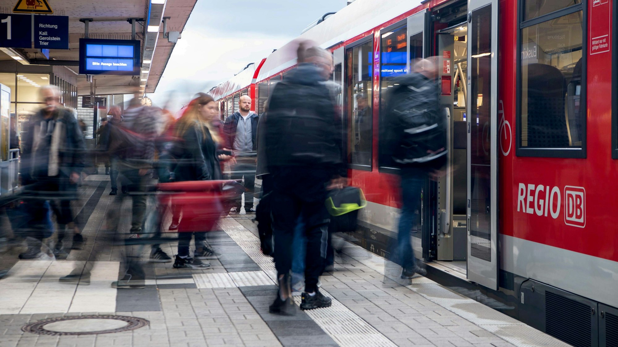 Bahnreisende steigen am Bahnhof Euskirchen in einen Zug.
