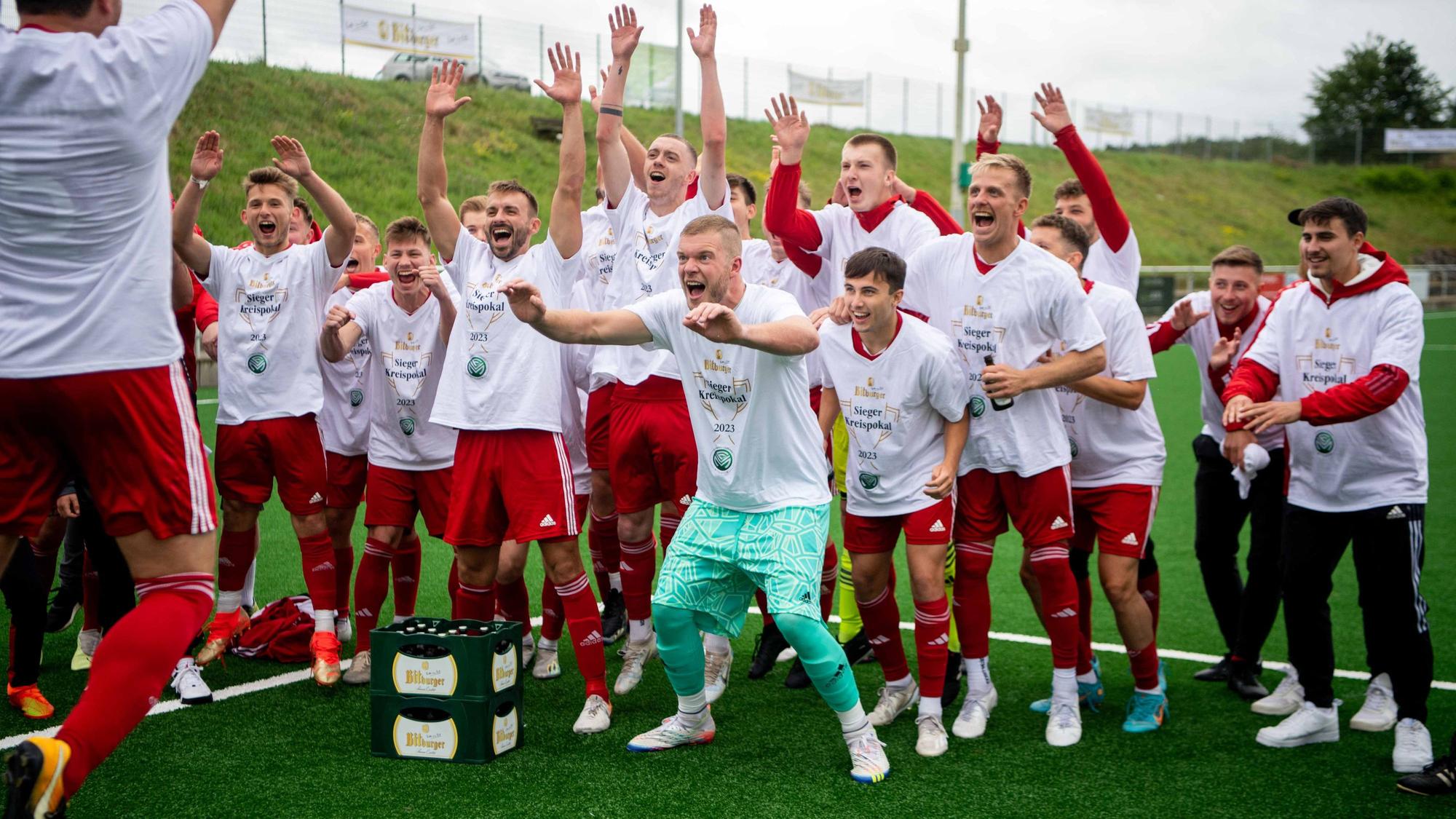 Fußballer des TuS Zülpich jubeln über den Gewinn des Kreispokals.