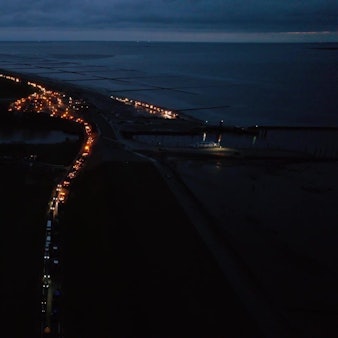 Eine Luftaufnahme zeigt Dutzende Traktoren und Fahrzeuge, die den Fähranleger in Schlüttsiel in Schleswig-Holstein blockieren. Die wütenden Demonstrierenden hatten Vizekanzler Robert Habeck (Grüne) abgefangen, der Bundeswirtschaftsminister musste die Reise abbrechen.