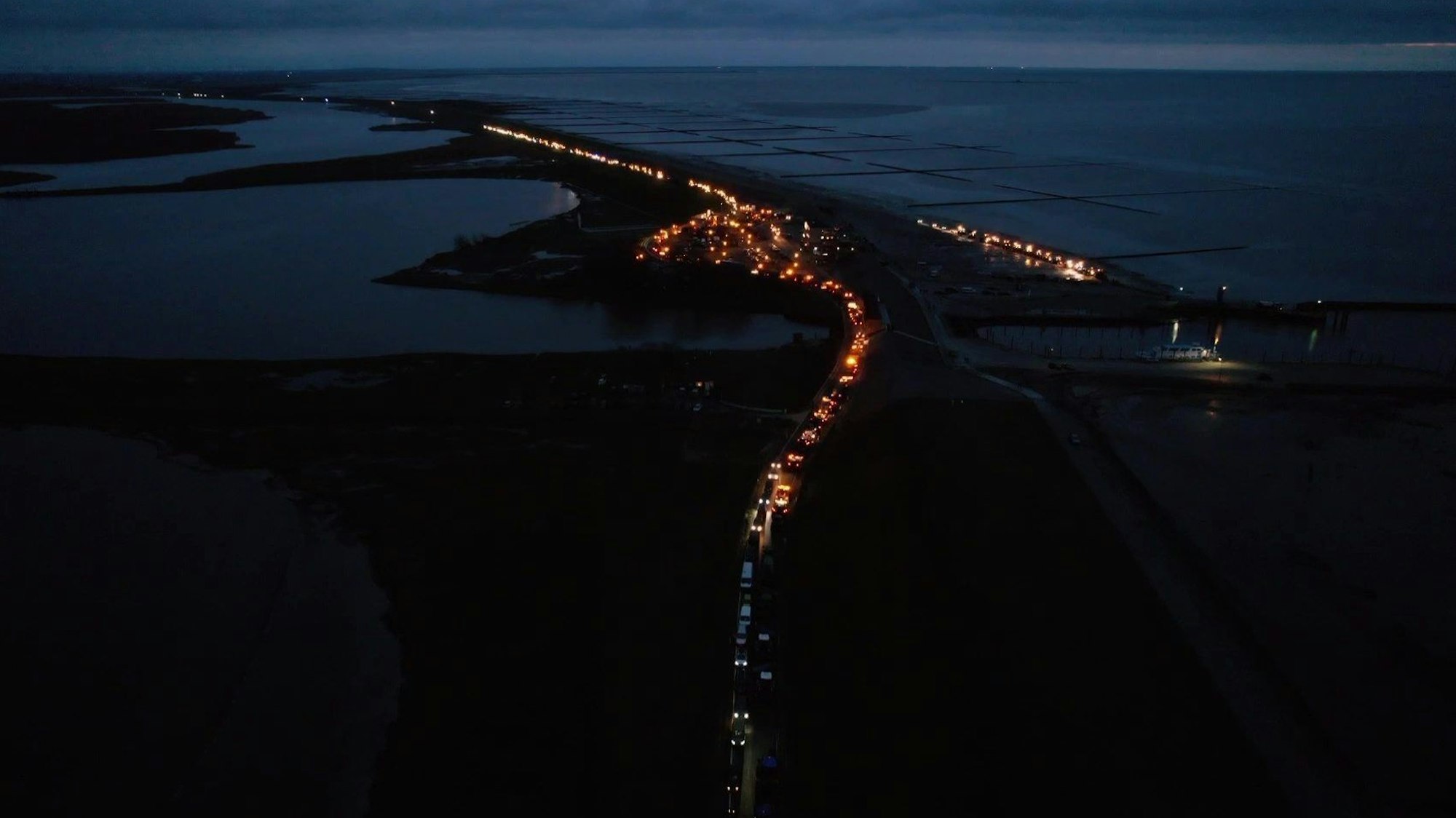Eine Luftaufnahme zeigt Dutzende Traktoren und Fahrzeuge, die den Fähranleger in Schlüttsiel in Schleswig-Holstein blockieren. Die wütenden Demonstrierenden hatten Vizekanzler Robert Habeck (Grüne) abgefangen, der Bundeswirtschaftsminister musste die Reise abbrechen.