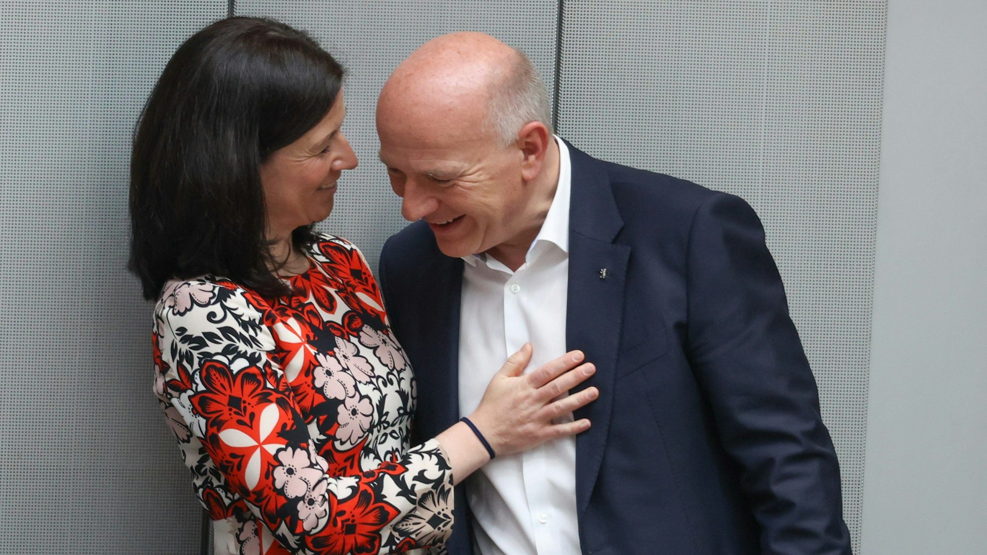 Katharina Günther-Wünsch (CDU), Bildungssenatorin, und Kai Wegner (CDU), Regierender Bürgermeister, bei der Plenarsitzung des Berliner Abgeordnetenhauses.