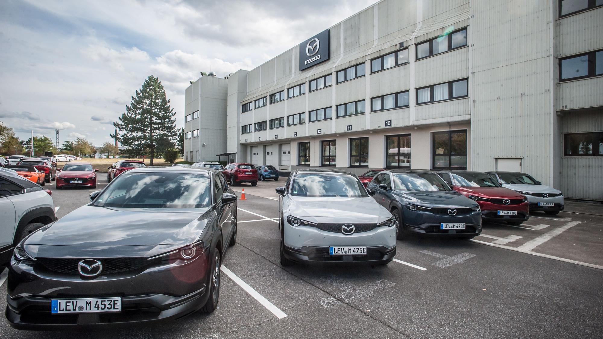Mehrere vollelektrische Mazda MX-30 stehen vor der Deutschland-Zentrale in Hitdorf.