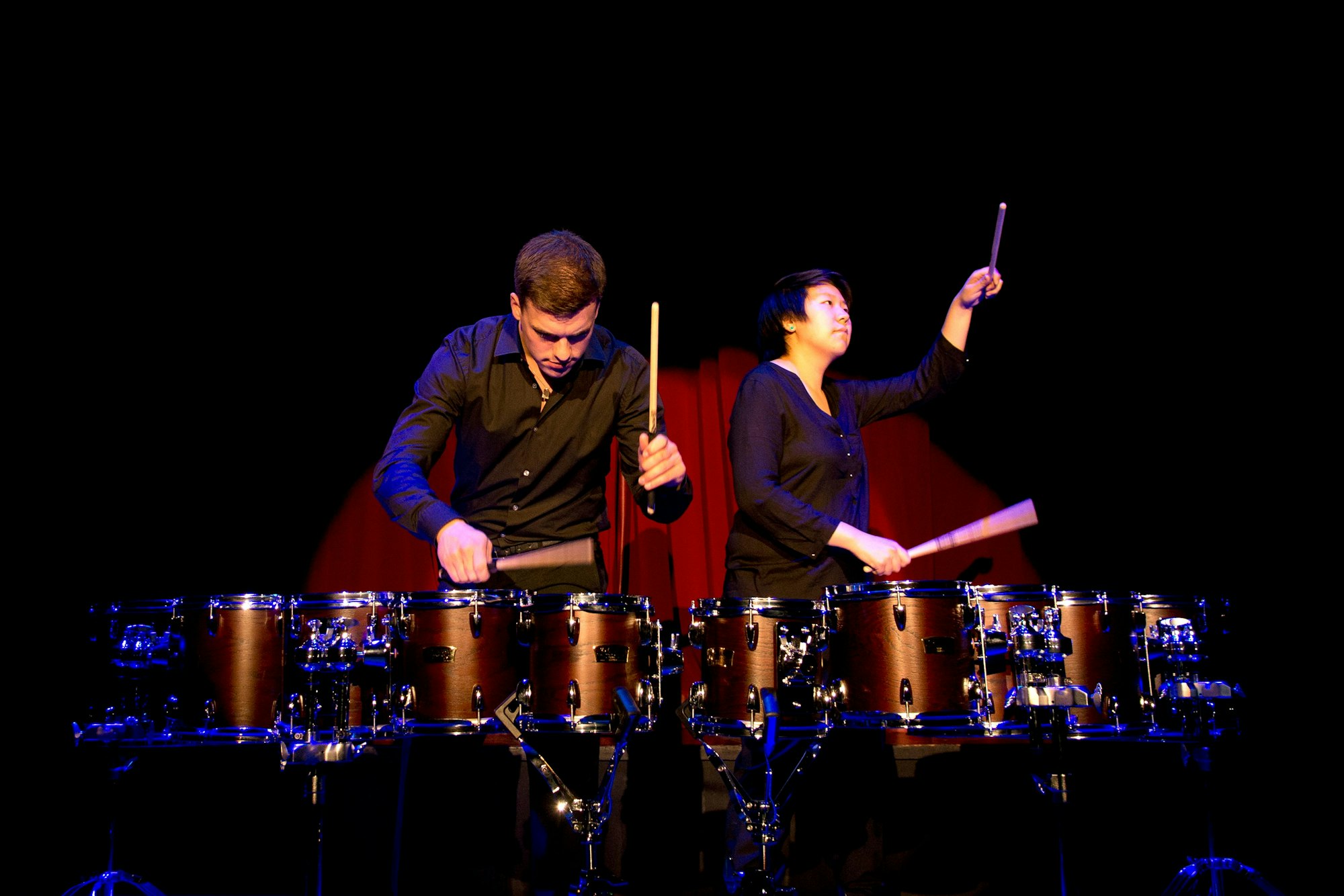 Zwei Musiker hinter großen Schlagzeugen.