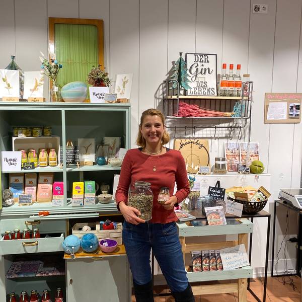 Inhaberin Nina Rositzke in ihrem Unverpackt-Laden „fairliebt & hüllenlos“