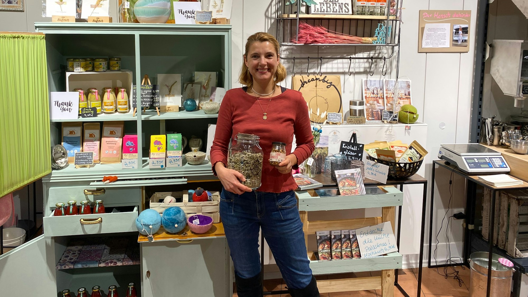 Inhaberin Nina Rositzke in ihrem Unverpackt-Laden „fairliebt & hüllenlos“