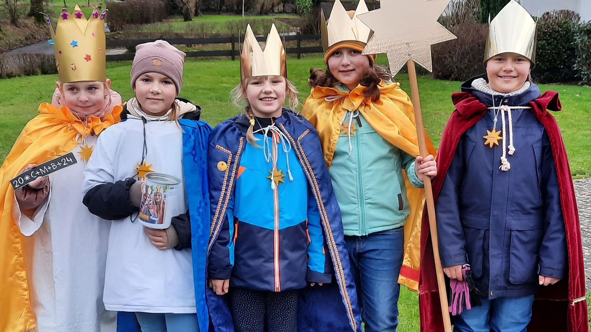 Gemeinsam als Sternsinger ziehen Kira Grambow (von links), Amelie Orbach, Nele Spieß, Mira Homberg und Ina Konrad in Lindlar von Haus zu Haus.