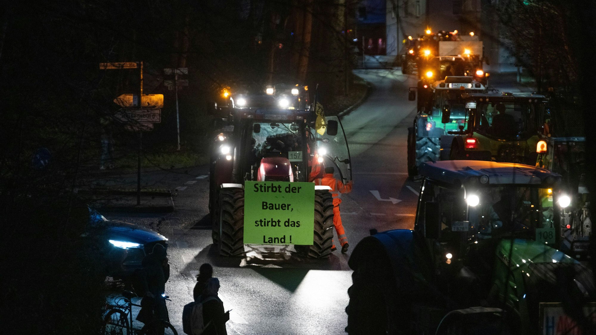 Nach einer Kundgebung des Bauernverbandes gegen die Sparpläne der Bundesregierung fahren Landwirte im Konvoi. (Symbolbild)