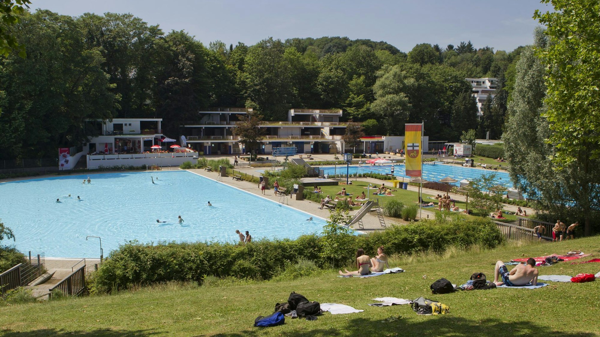Blick auf das Melbbad in Bonn-Poppelsdorf. Zum Zeitpunkt des Brandes war das Freibad geschlossen. (Archivfoto)