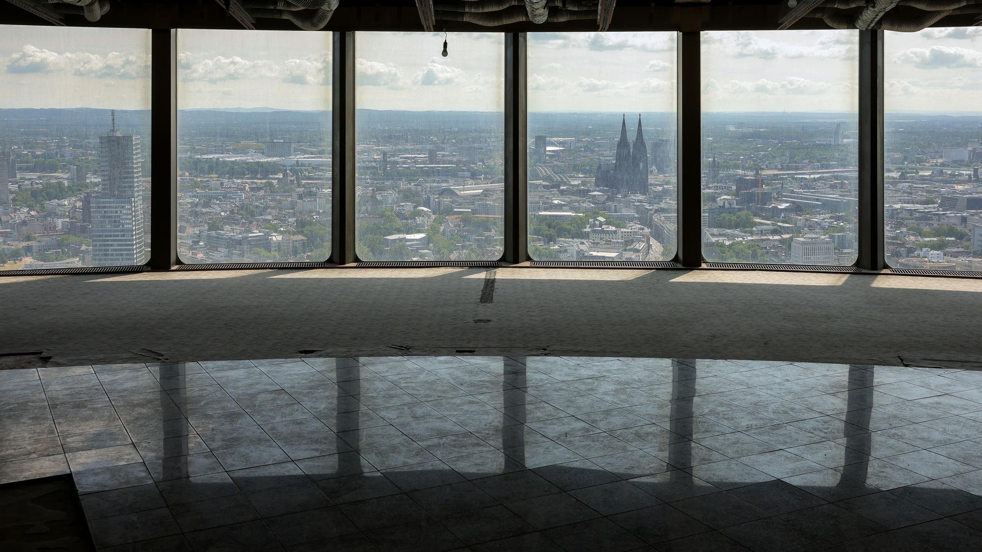 Ausblick aus der ehemaligen Besucherplattform des Kölner Fernsehturms auf den Kölner Dom.