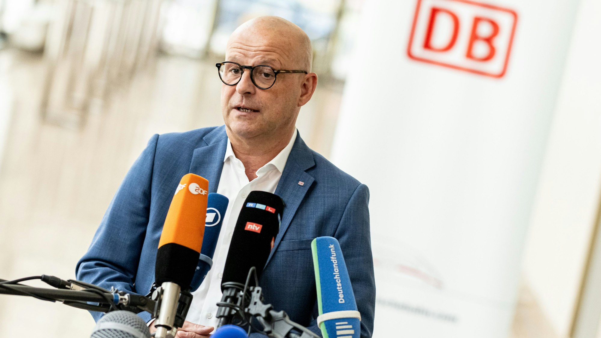 Martin Seiler, DB-Personalvorstand, gibt vor der Verhandlungsrunde zwischen der Deutschen Bahn und der Eisenbahn- und Verkehrsgewerkschaft EVG ein Statement ab. (Archivbild)
