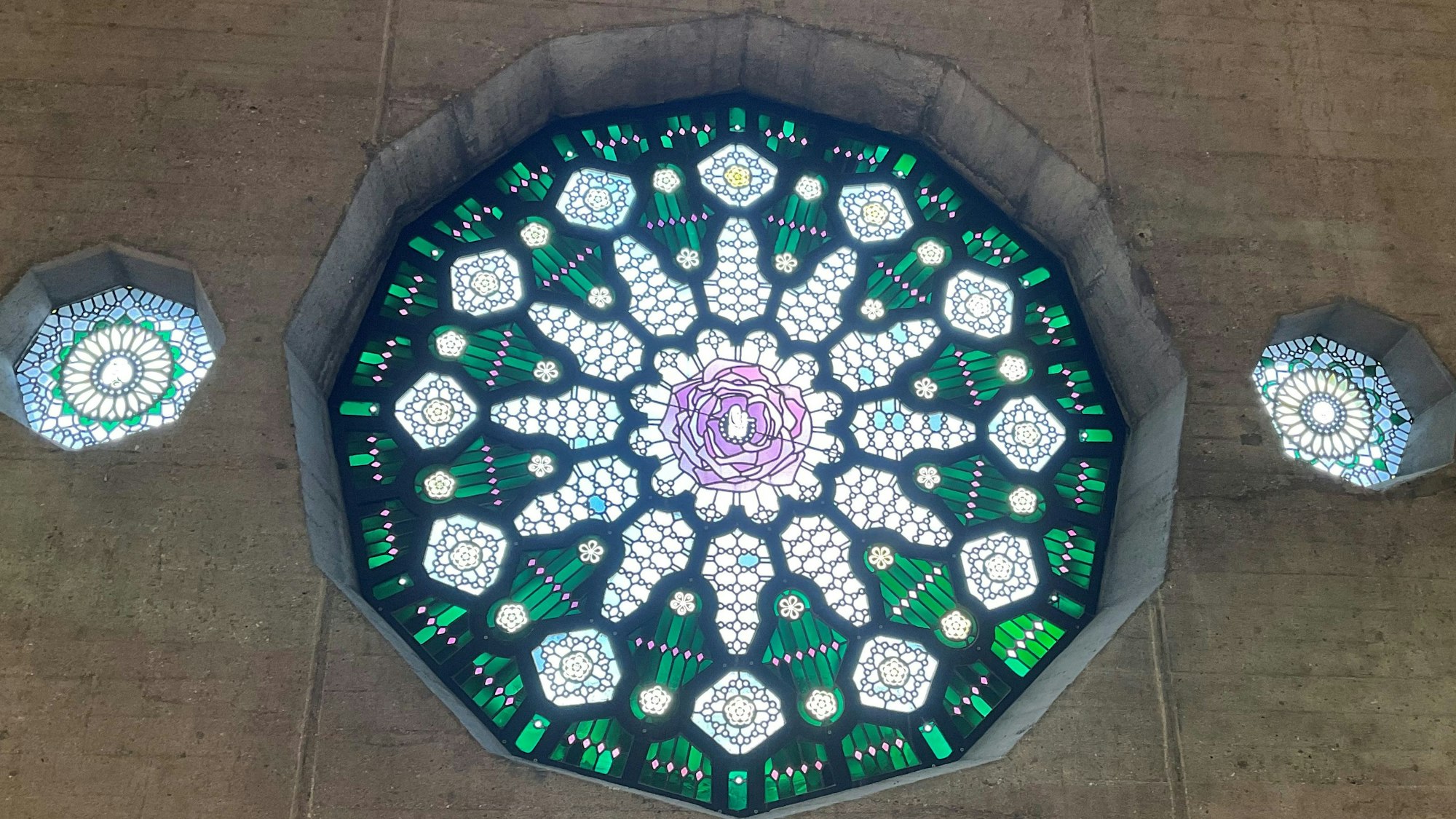 Drei farbenfrohe, achteckige Mosaik-Fenster