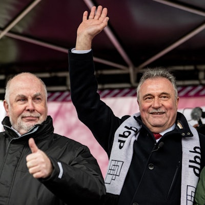 Claus Weselsky (r), Bundesvorsitzender der Gewerkschaft Deutscher Lokomotivführer (GDL), und Ulrich Silberbach, Vorsitzender beamtenbund und tarifunion (dbb), nehmen an einer Solidaritäts-Kundgebung bei der Fortsetzung der Tarifverhandlungen für die Beschäftigten des öffentlichen Dienstes der Länder teil. +++ dpa-Bildfunk +++