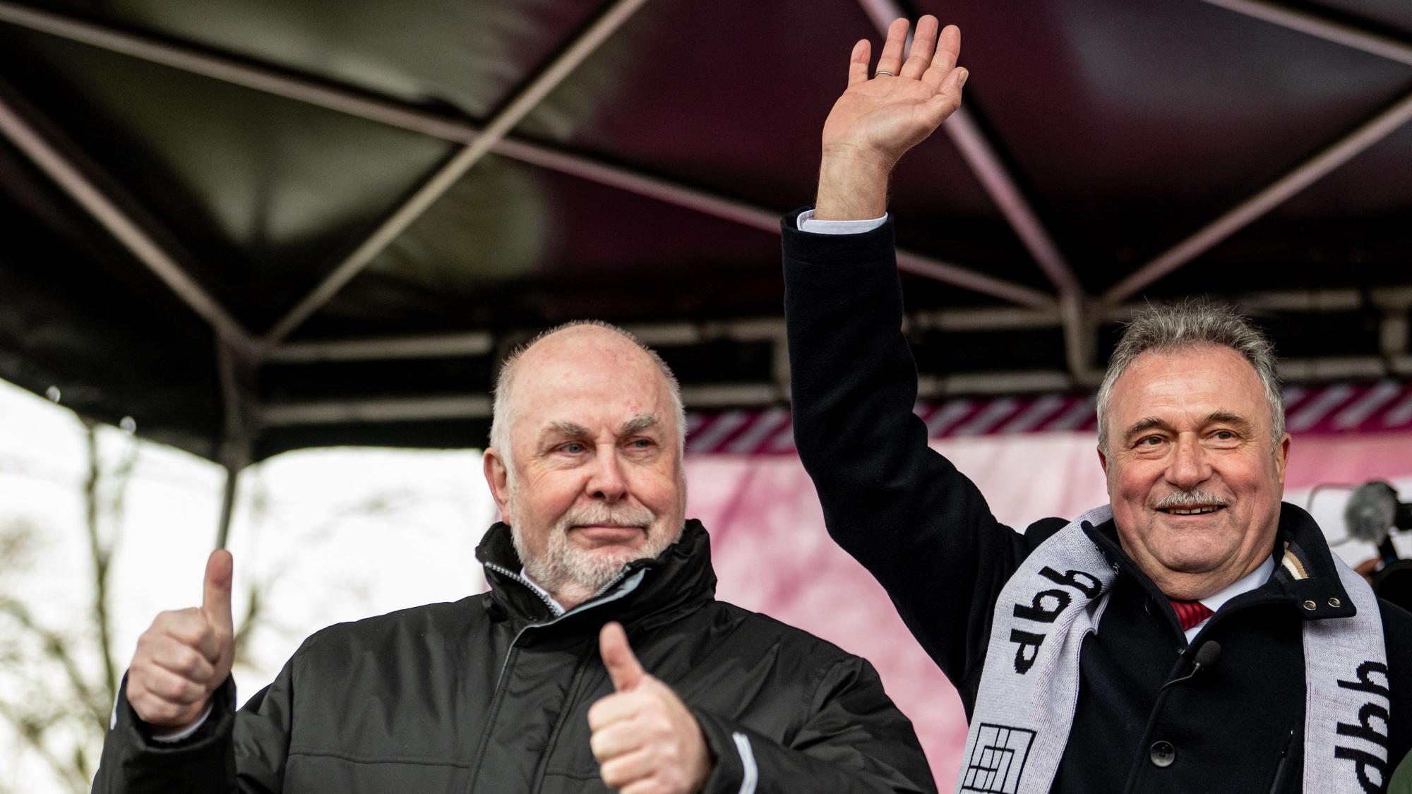 Claus Weselsky (r), Bundesvorsitzender der Gewerkschaft Deutscher Lokomotivführer (GDL), und Ulrich Silberbach, Vorsitzender beamtenbund und tarifunion (dbb), nehmen an einer Solidaritäts-Kundgebung bei der Fortsetzung der Tarifverhandlungen für die Beschäftigten des öffentlichen Dienstes der Länder teil. +++ dpa-Bildfunk +++