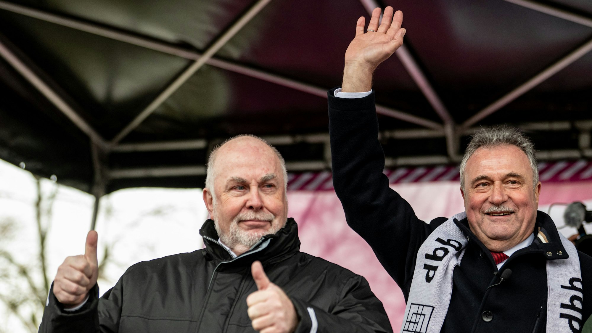 Claus Weselsky (r), Bundesvorsitzender der Gewerkschaft Deutscher Lokomotivführer (GDL), und Ulrich Silberbach, Vorsitzender beamtenbund und tarifunion (dbb), nehmen an einer Solidaritäts-Kundgebung bei der Fortsetzung der Tarifverhandlungen für die Beschäftigten des öffentlichen Dienstes der Länder teil. +++ dpa-Bildfunk +++