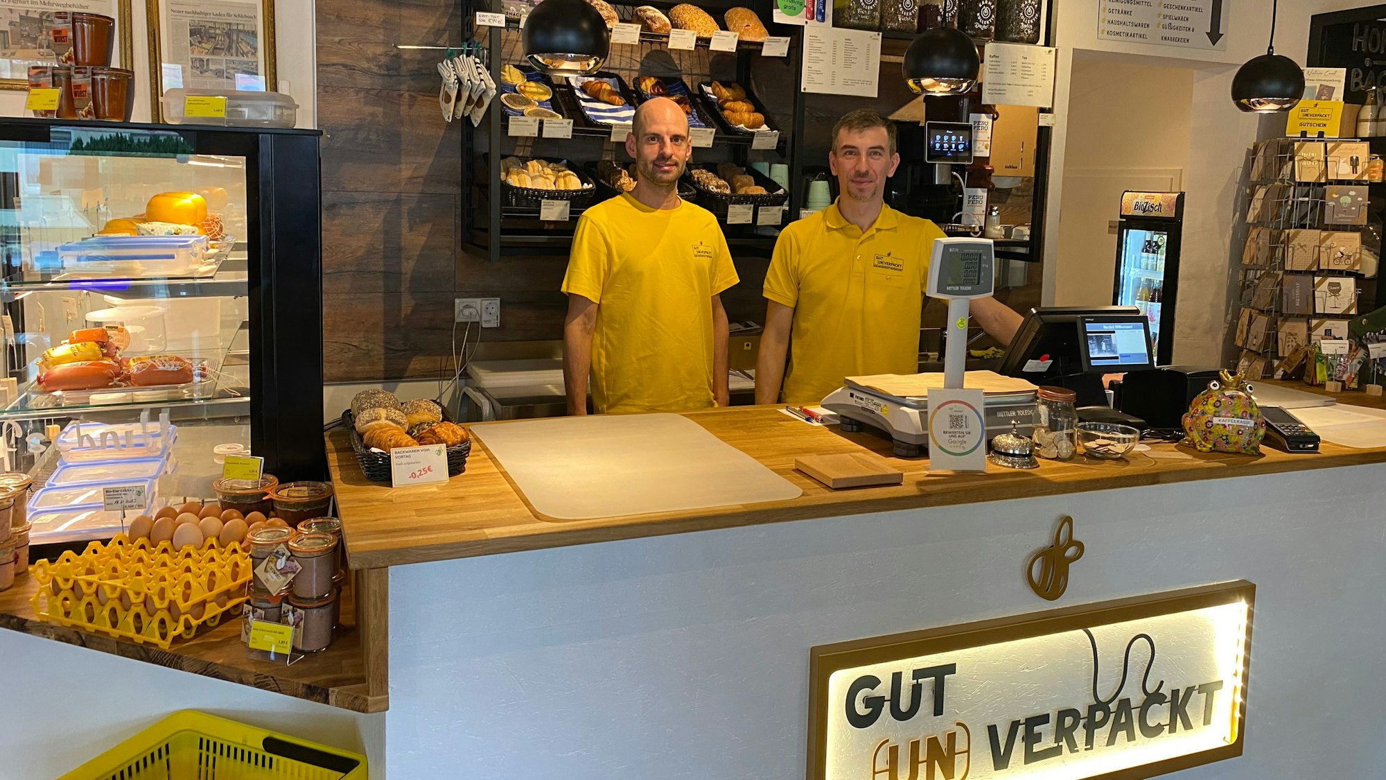 Zwei Männer stehen an der Theke eines Unverpackt-Ladens