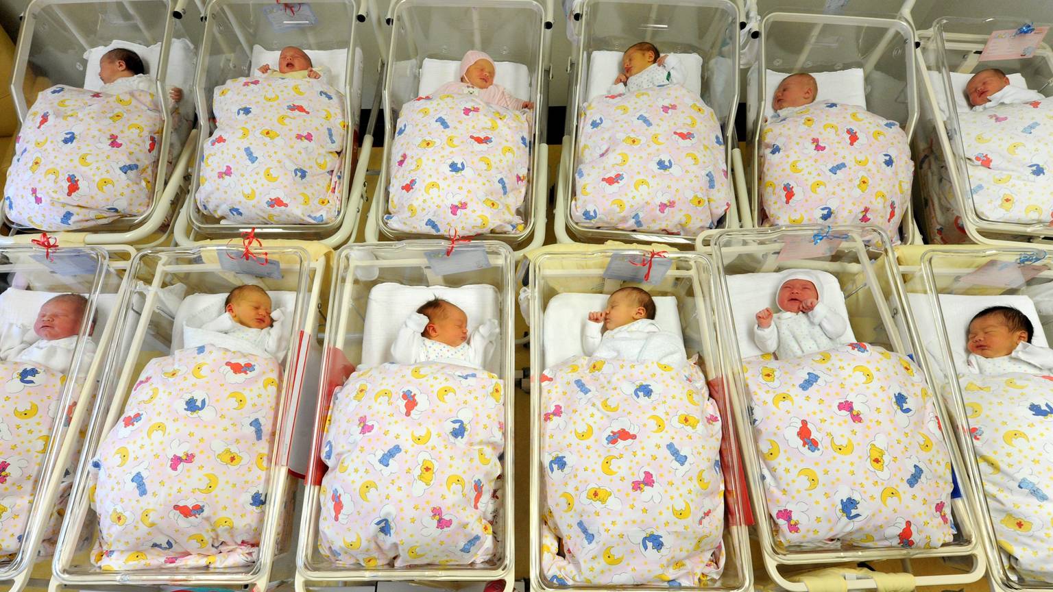 In NRW kommen immer weniger Babys zur Welt. Hier ein Foto aus einer Neugeborenen-Station im Krankenhaus.
