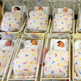 ARCHIV - 05.01.2011, Sachsen-Anhalt, Halle: Babys liegen am 05.01.2011 zusammen auf der Neugeborenenstation im Krankenhaus St. Elisabeth und St. Barbara in Halle (Sachsen-Anhalt) in ihren Bettchen.
In jeder Sekunde werden irgendwo auf der Welt Menschen geboren. (zu dpa: «Millionen Menschen mehr auf der Welt») Foto: Waltraud Grubitzsch/dpa-Zentralbild/dpa - Honorarfrei nur für Bezieher des Dienstes dpa-Nachrichten für Kinder +++ dpa-Nachrichten für Kinder +++