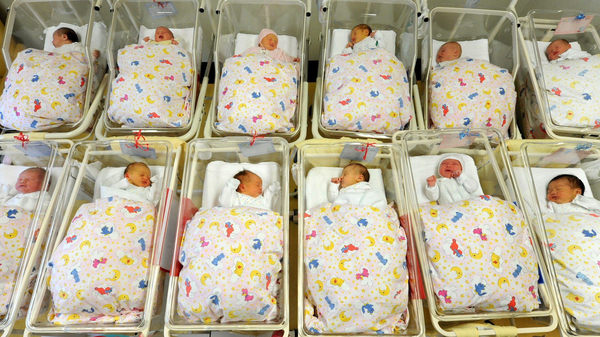 Babys liegen zusammen auf der Neugeborenenstation im Krankenhaus.