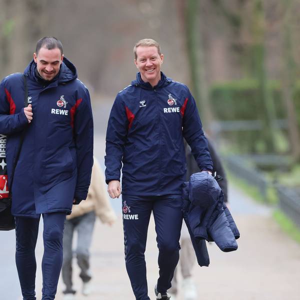 Der neue Trainer Timo Schultz zeigt sich gut gelaunt vor dem Training am Geißbockheim