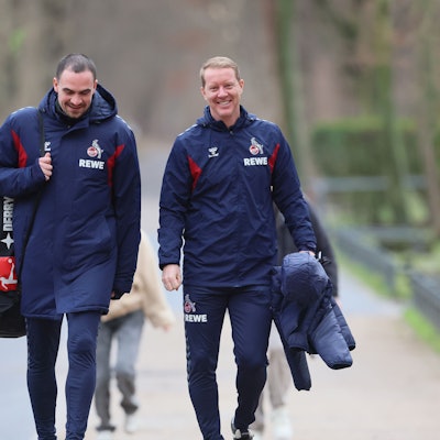 Der neue Trainer Timo Schultz zeigt sich gut gelaunt vor dem Training am Geißbockheim