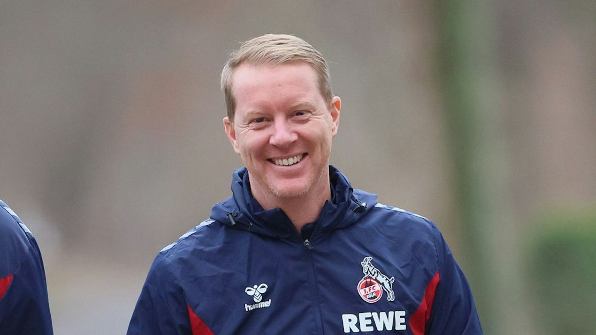 Der neue Trainer Timo Schultz zeigt sich gut gelaunt vor dem Training am Geißbockheim