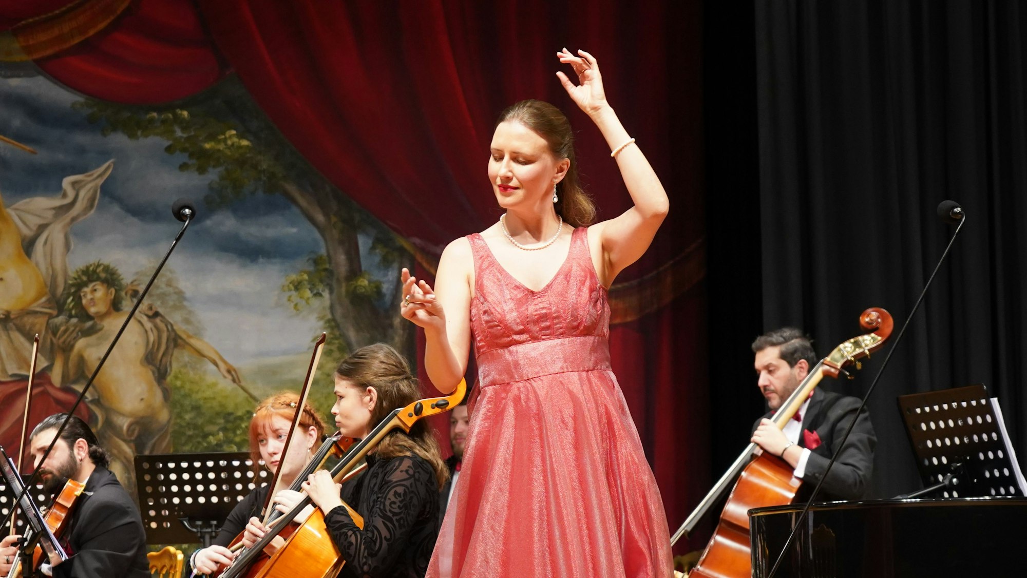 Yulia Savrasova tanzt in einem rosa Kleid.