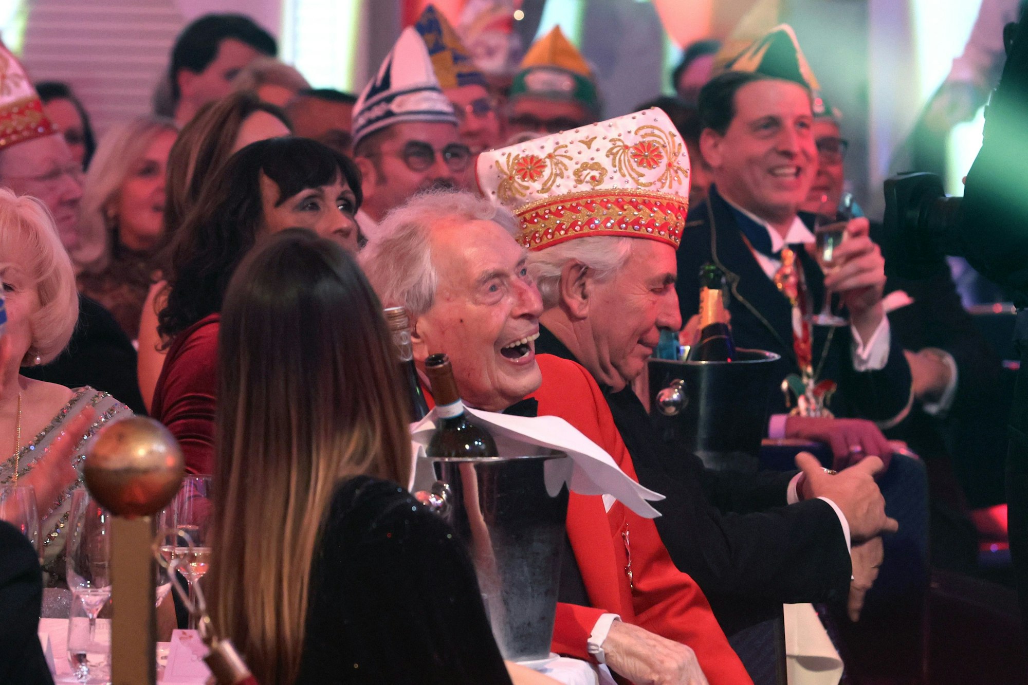 JP Weber im Publikum bei der Prinzenproklamation. Er lacht.