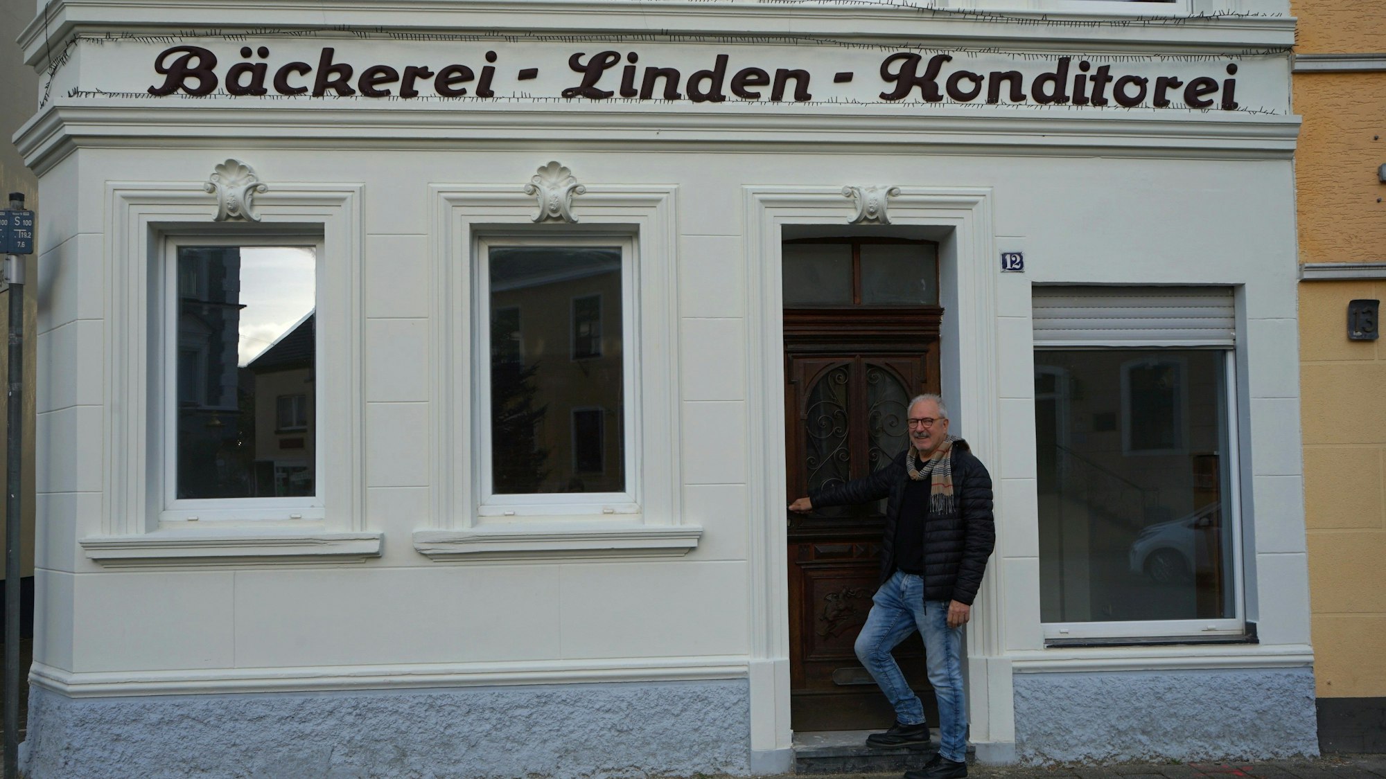 Ein Mann steht vor einem Gebäude.