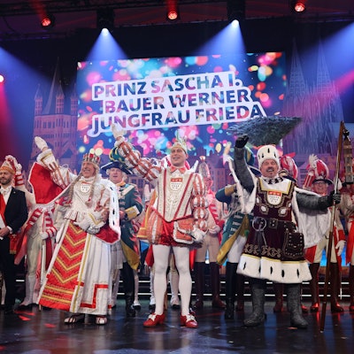 05.01.2024
Köln:
Prinzenproklamation des Kölner Dreigestirns der Session 2024
Das designierte Kölner Dreigestirn wird offiziell ins Amt gehoben und regiert ab diesem Zeitpunkt über die Jecken der Stadt.
Jungfrau Frieda, Prinz Sascha I. und Bauer Werner
Foto: Martina Goyert