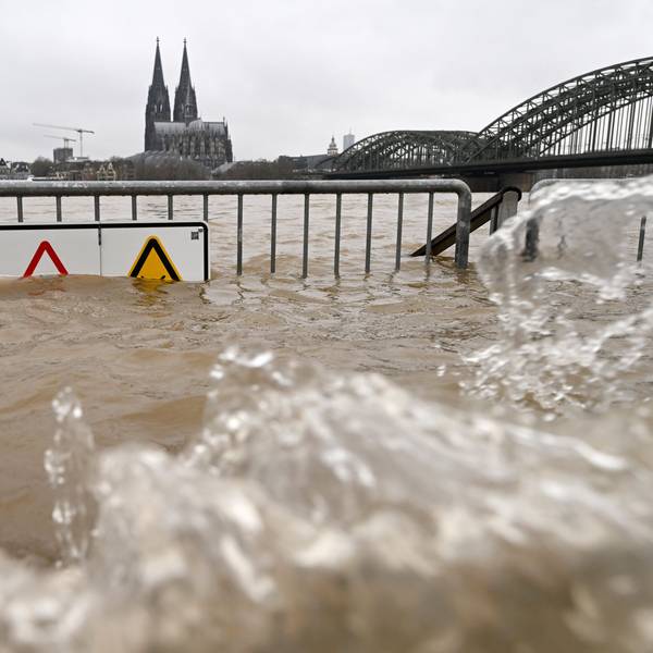 06.01.2024, Nordrhein-Westfalen, Köln: Blick auf den Hochwasser führenden Rhein vor dem Dom und der Hohenzollernbrücke. Der Pegel soll am Samstag die kritische Marke übersteigen. Gegen Abend soll der höchste Stand erreicht sein. Foto: Roberto Pfeil/dpa +++ dpa-Bildfunk +++