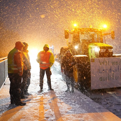 Bauern protestieren auf einer Brücke über der Autobahn A23. Der Bauernverband hat zu einer Protestwoche aufgerufen. Finanzminister Christian Lindner (FDP) kritisiert die Pläne.