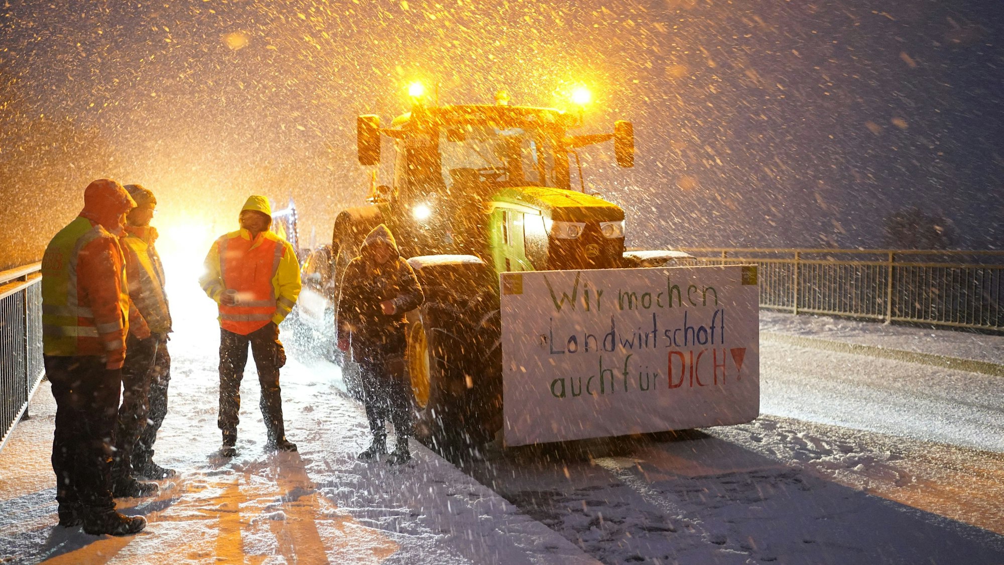 Bauern protestieren auf einer Brücke über der Autobahn A23. Der Bauernverband hat zu einer Protestwoche aufgerufen. Finanzminister Christian Lindner (FDP) kritisiert die Pläne.