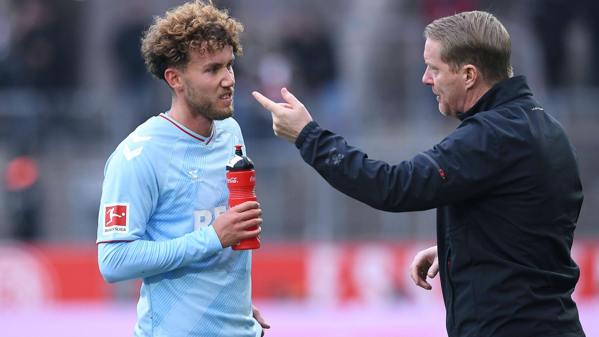Luca Waldschmidt im Gespräch mit dem neuen Kölner Cheftrainer Timo Schultz beim Testspiel der „Geißböcke“ gegen Rot-Weiss Essen.