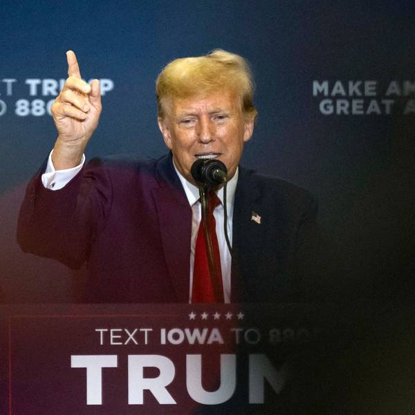 Donald Trump bei einer Wahlkampfrede. Der Republikaner inszeniert sich in einem Wahlkampfvideo als gottgesandter Kämpfer gegen Deep State, Fake News und Marxismus.