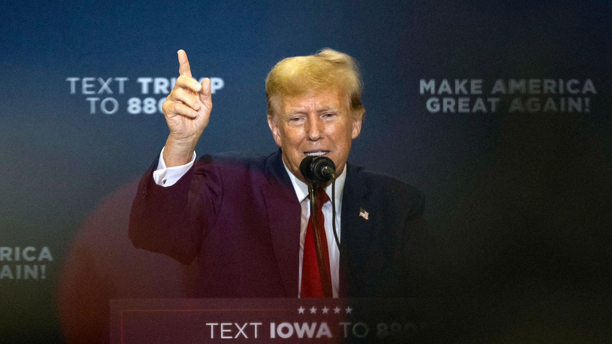 Donald Trump bei einer Wahlkampfrede. Der Republikaner inszeniert sich in einem Wahlkampfvideo als gottgesandter Kämpfer gegen Deep State, Fake News und Marxismus.