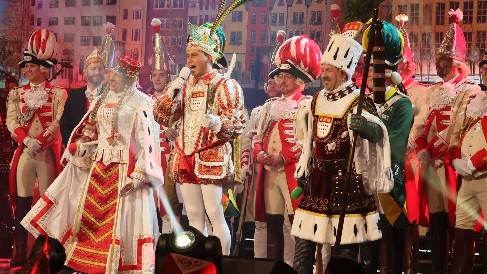 Auf der Bühne im Gürzenich, und ab sofort im Ornat in der Session unterwegs: Das Dreigestirn: Jungfrau Frieda, Prinz Sascha I. und Bauer Werner..