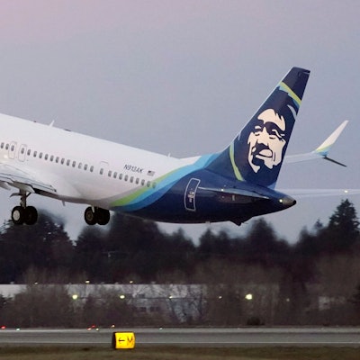 Auf diesem Archivbild vom Montag, 1. März 2021, hebt der erste Alaska Airlines-Passagierflug mit einer Boeing 737-9 Max vom Seattle-Tacoma International Airport in Seattle zu einem Flug nach San Diego ab.